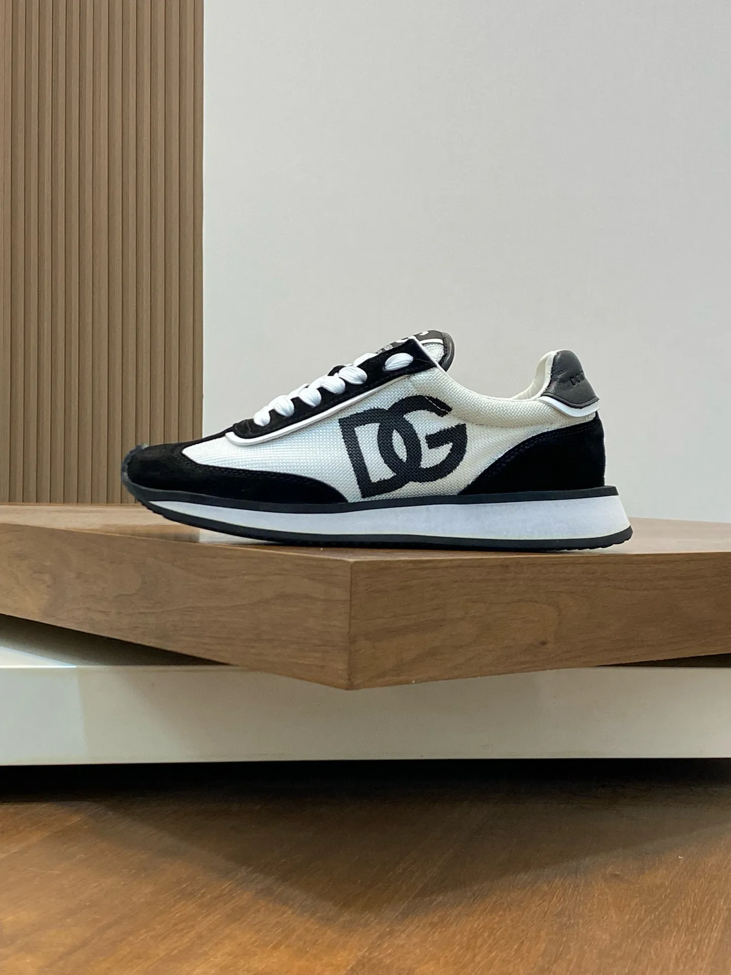 Factory price: 458💰••New products••Dolce&Gabbana••DG✔️High-end men's sports•casual shoes. Original goods from top counters. Original imported cowhide, multi-material splicing design ➕Imported cowhide lining, cowhide feet ➕Original TPR elastic outsole. Size: 39-44 (38, 45 customized)